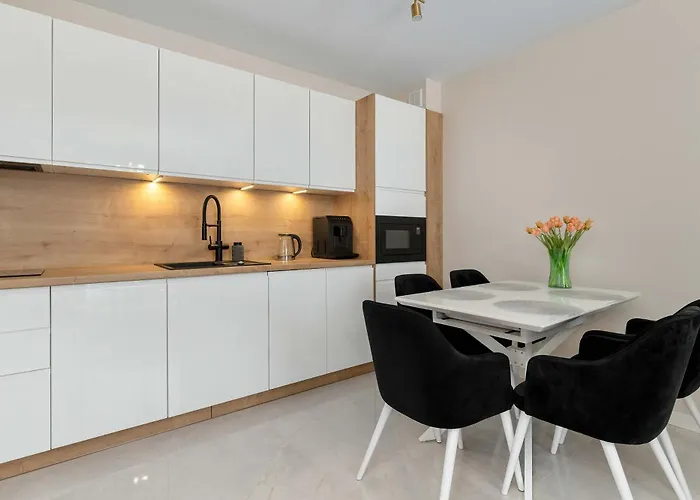 Elegancki Z Miejscem Parkingowym I Balkonem W łebie By Renters *